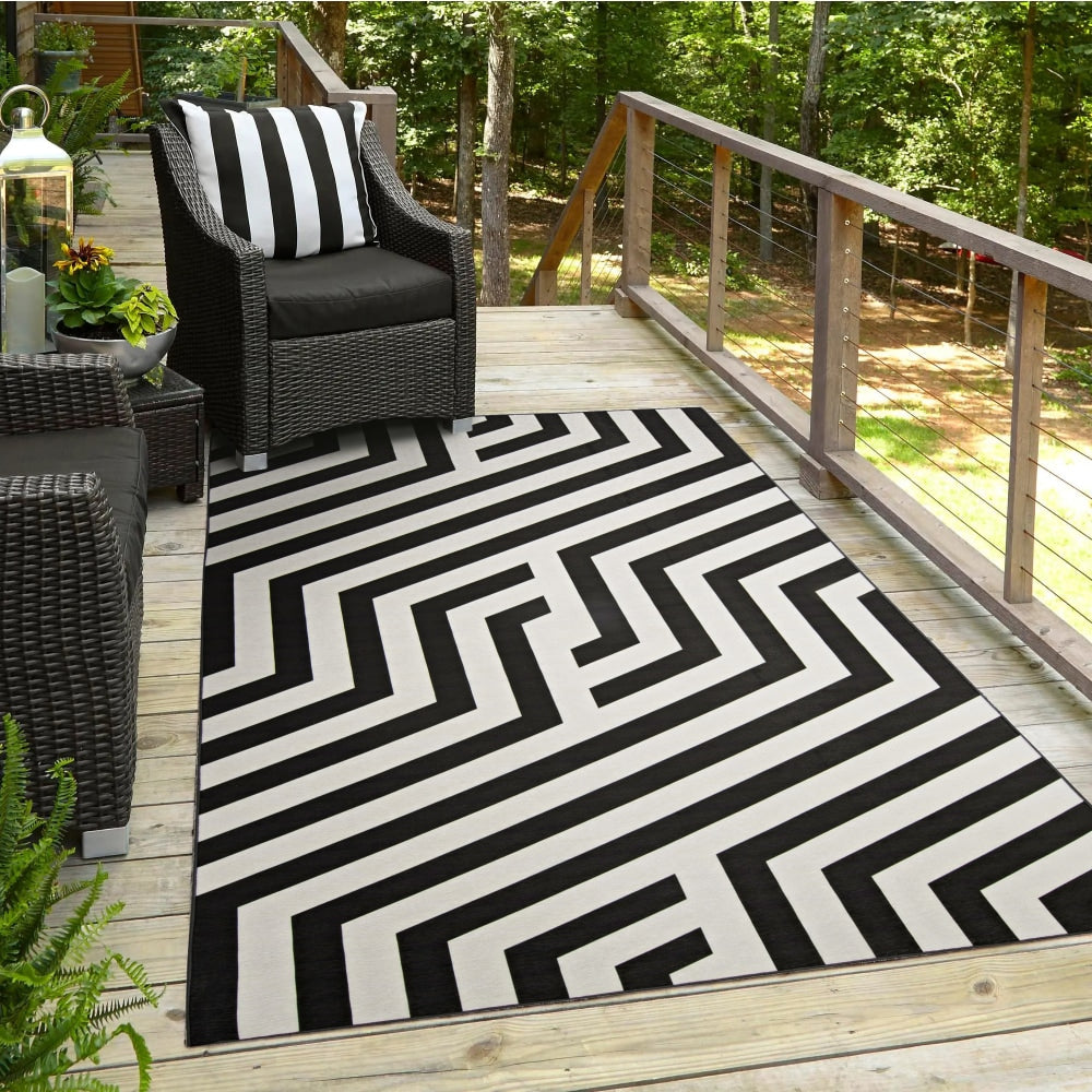 Linon Washable Outdoor Area Rug, Natrona, 5ft x 7ft, Ivory/Black